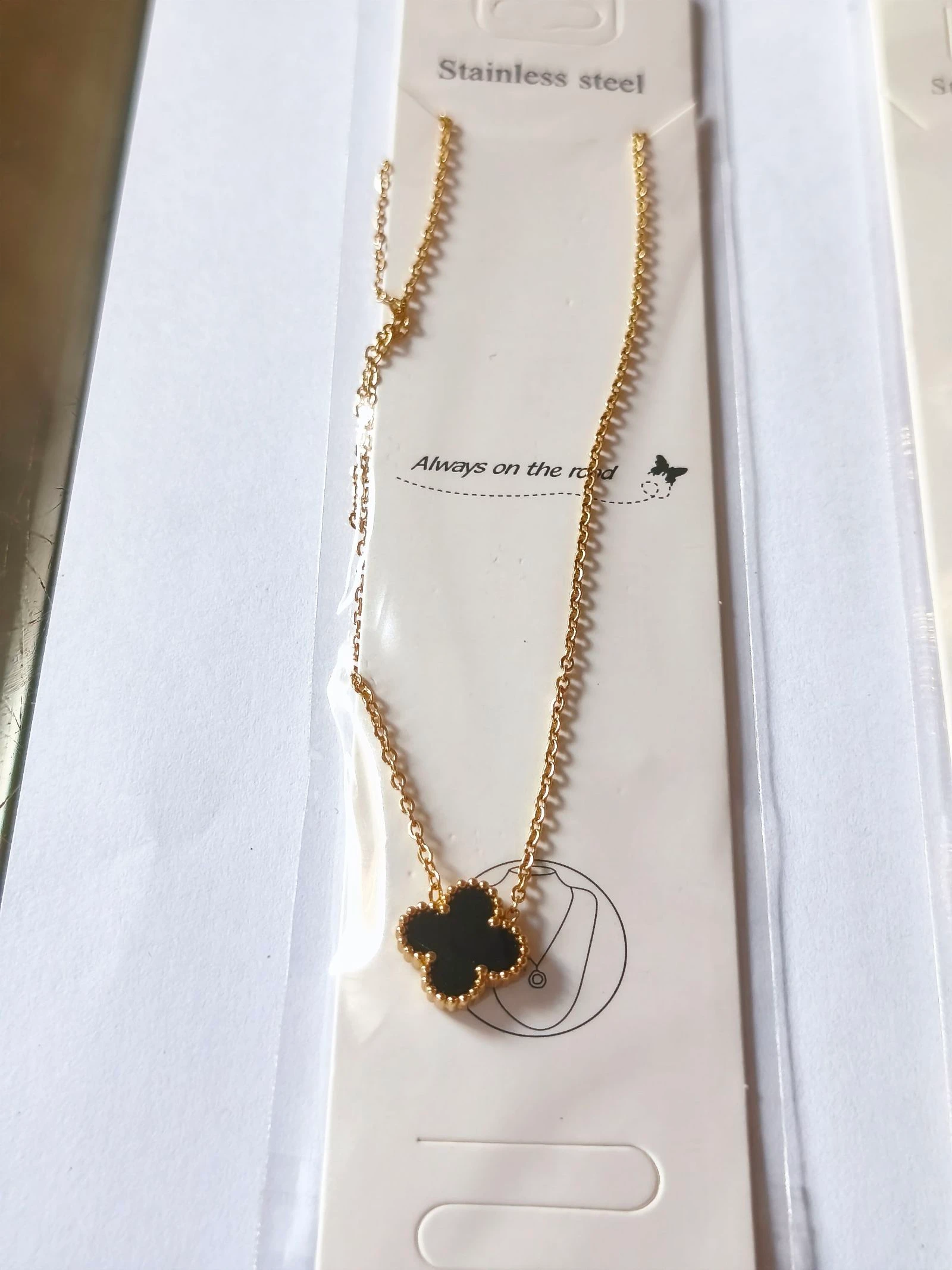 Set de choker, armband en klavertjesoorhangers – photo 5